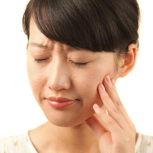 woman-tooth-pain-hold-mouth-cheek woman tooth pain